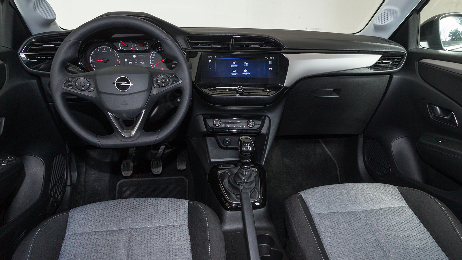 Opel Corsa VS Suzuki Swift. Ποιο ξεχωρίζει σε εξοπλισμό ασφάλειας και άνεσης.